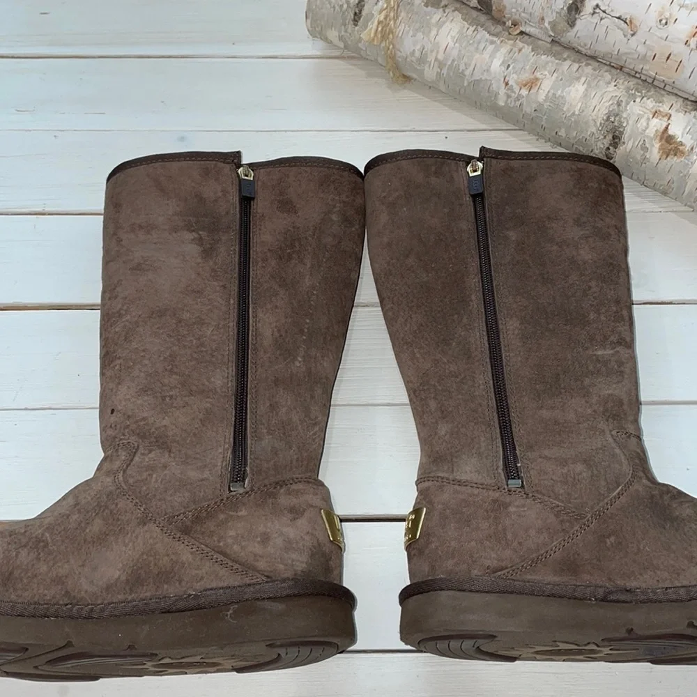 UGG Cargo II Boot with Zipper Brown size 6